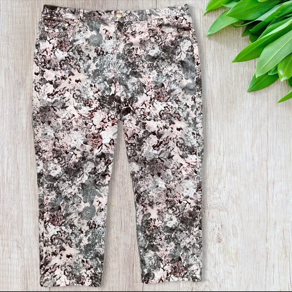 🌸Bandolino Karyn Capris Boyfriend Style Floral Crop Pants - Picture 2 of 15
